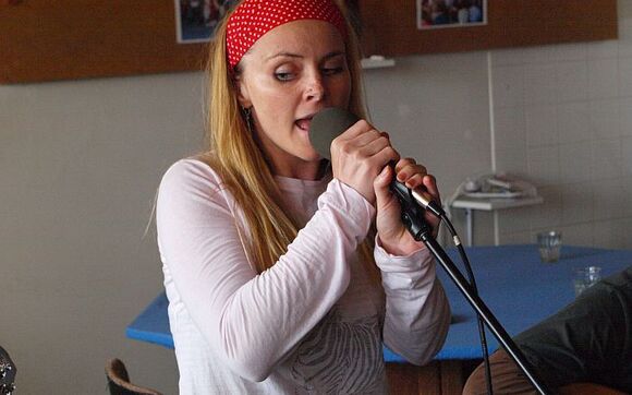 Písničkářka Cat a album Ve vlasech 