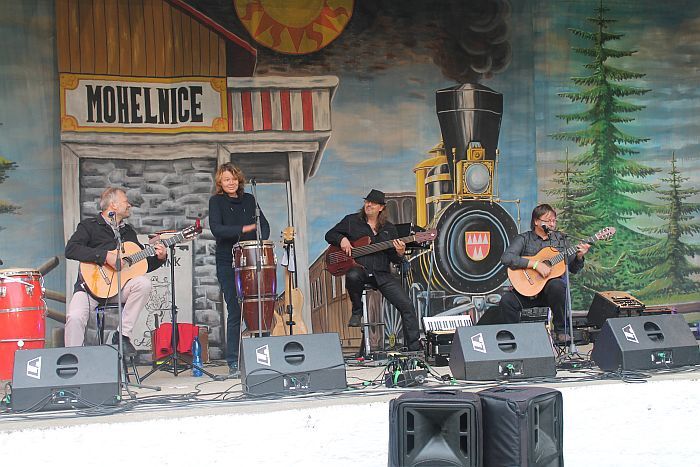 Skupina Spolektiv s albem Vyřiďte doma