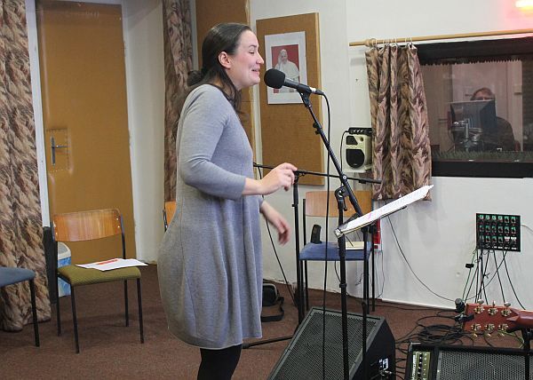 Koncert písničkářek Martiny Trchové a Prune ze studia