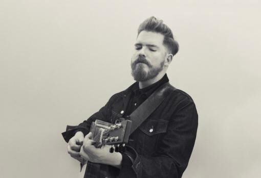 Rozhovor s anglickým písničkářem Johnem Smithem