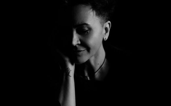 Amira Medunjanin: pocta ikonám jugoslávské hudby