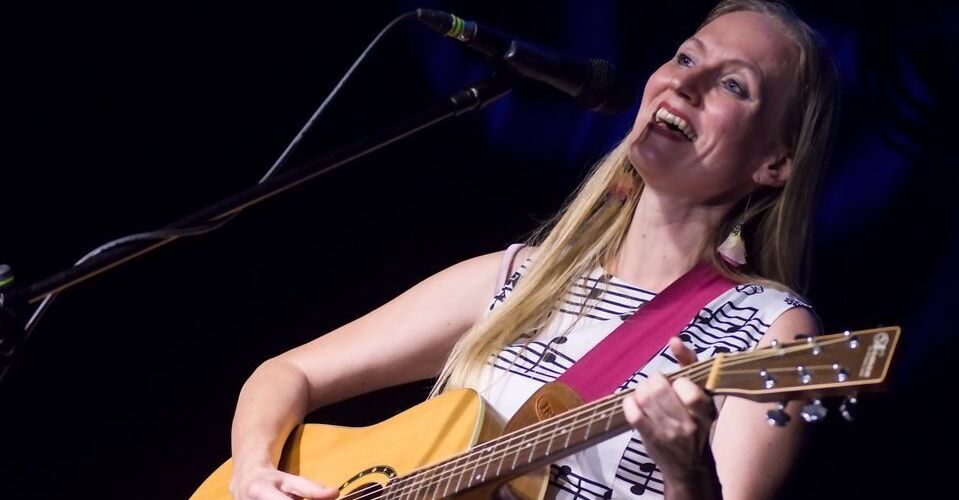 Písničkářka Blondýna živě ze studia