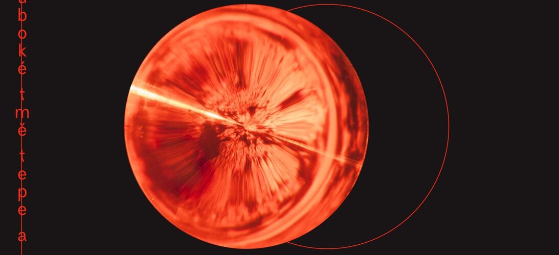 Vladivojna La Chia o albu Tam v hluboké tmě tepe a září