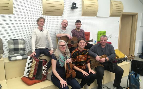 Skupina MeziMěsto živě z koncertního studia