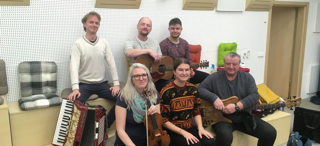 Skupina MeziMěsto živě z koncertního studia