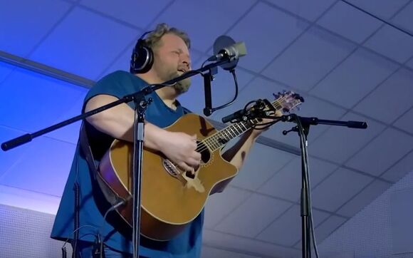 Koncert písničkáře Montyho ze studia