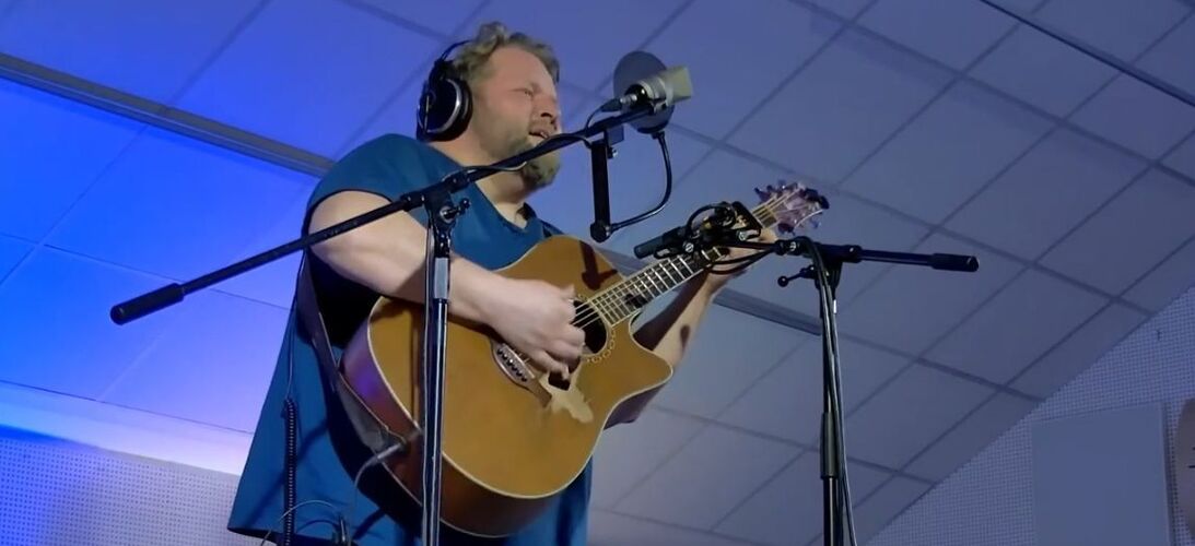 Koncert písničkáře Montyho ze studia