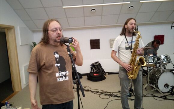 Koncert skupiny Oliverova dálka ze studia