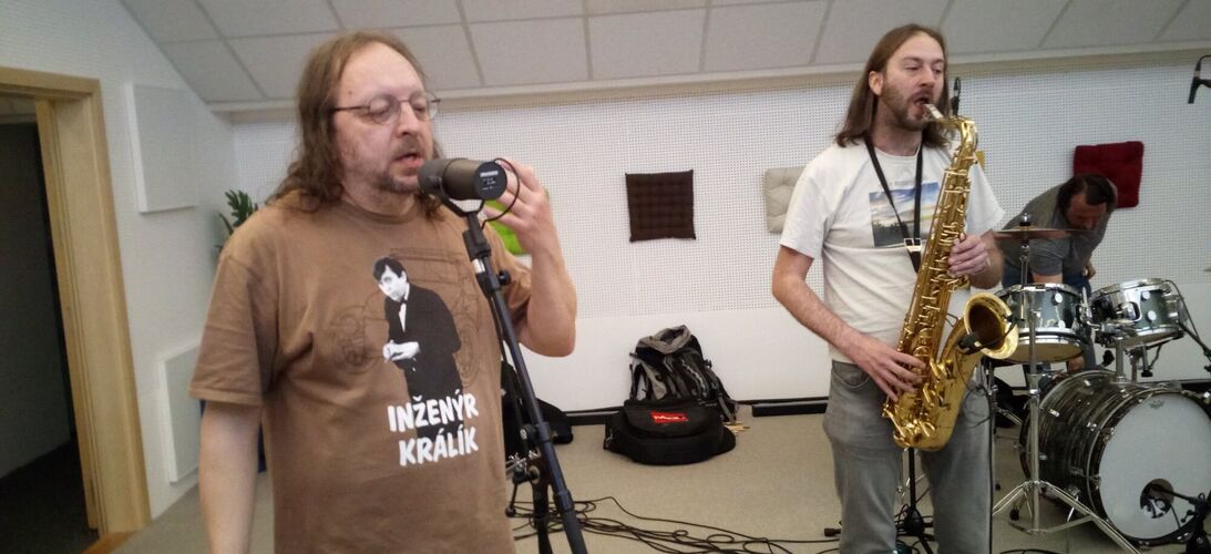 Koncert skupiny Oliverova dálka ze studia