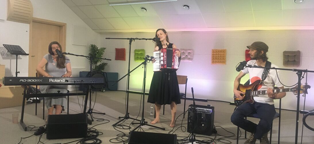 Koncert skupiny eLiška ze studia Proglasu