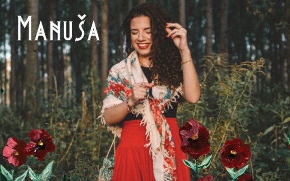 Júlia Kozáková s albem romských písní Manuša