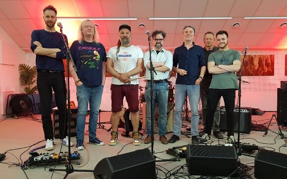 Dřevěné pytlí v jutových uhlích živě z Koncertního studia