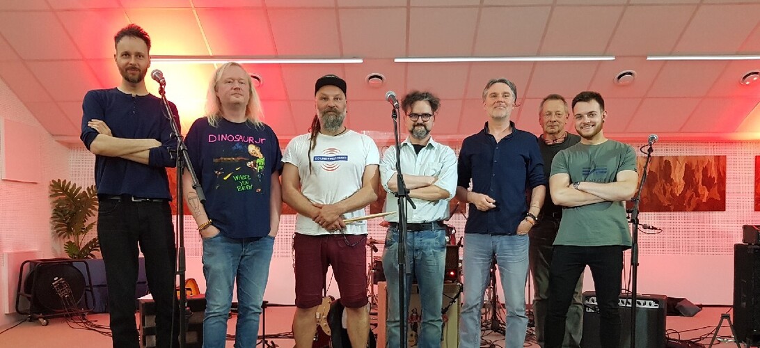 Dřevěné pytlí v jutových uhlích živě z Koncertního studia