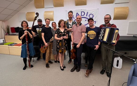 Koncert skupiny Trhni si smyčcem ze studia Proglasu