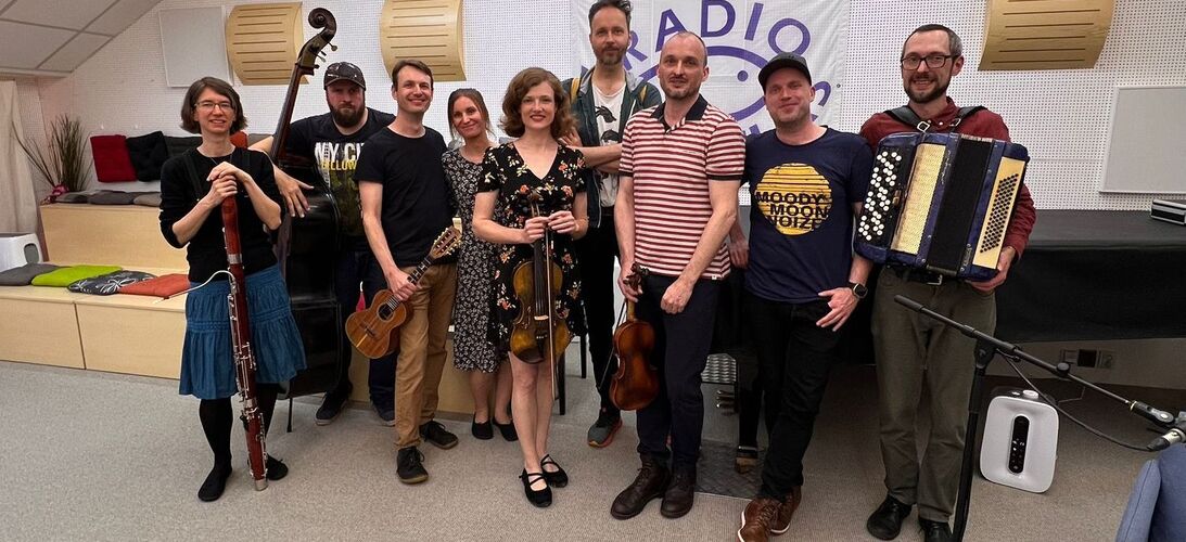 Koncert skupiny Trhni si smyčcem ze studia Proglasu