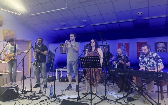 Koncert skupiny Zbytečný luxus ze studia Proglasu