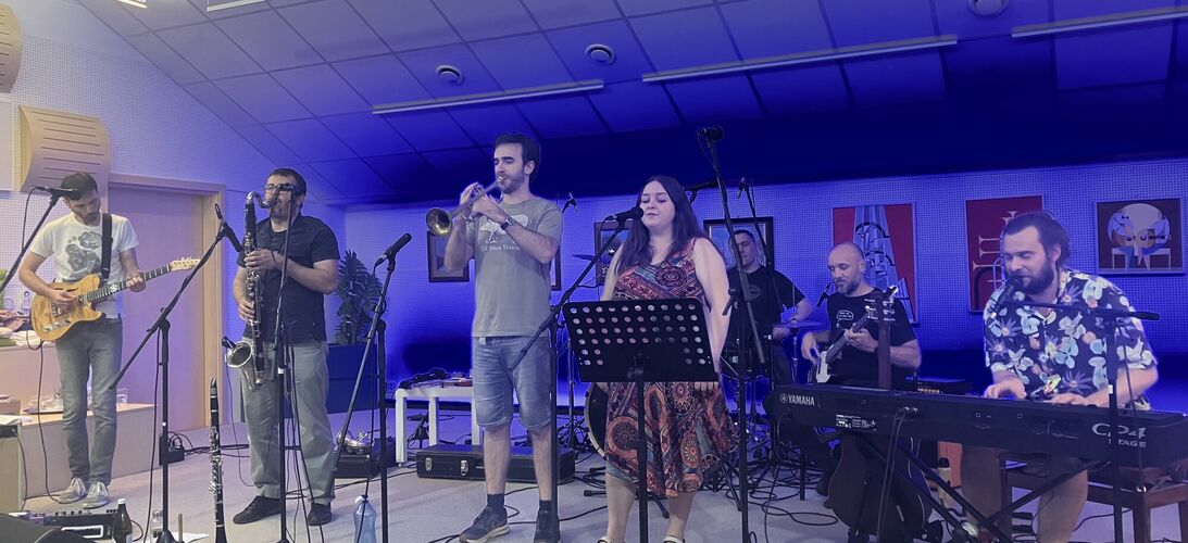 Koncert skupiny Zbytečný luxus ze studia Proglasu