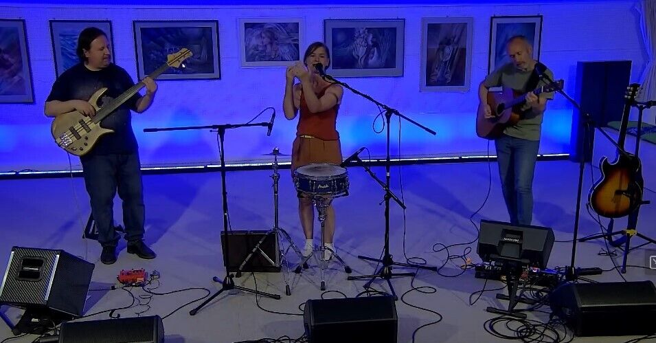 Koncert skupiny Madam v triku ze studia Proglasu