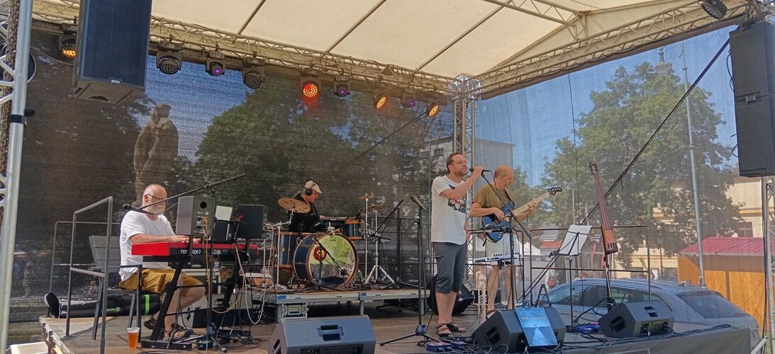 Rozhovor se skupinou Končinna