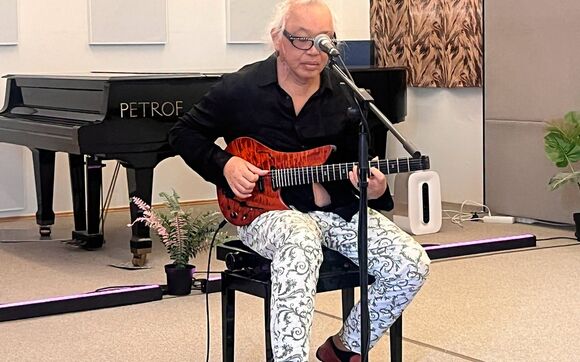 Koncert francouzského kytaristy Nguyena Le ze studia Proglasu