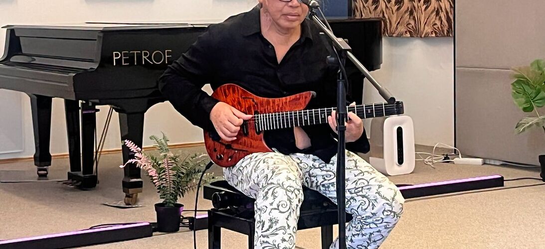 Koncert francouzského kytaristy Nguyena Le ze studia Proglasu