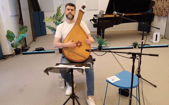 Koncert ukrajinského hudebníka Volodymyra Voyta ze studia Proglasu