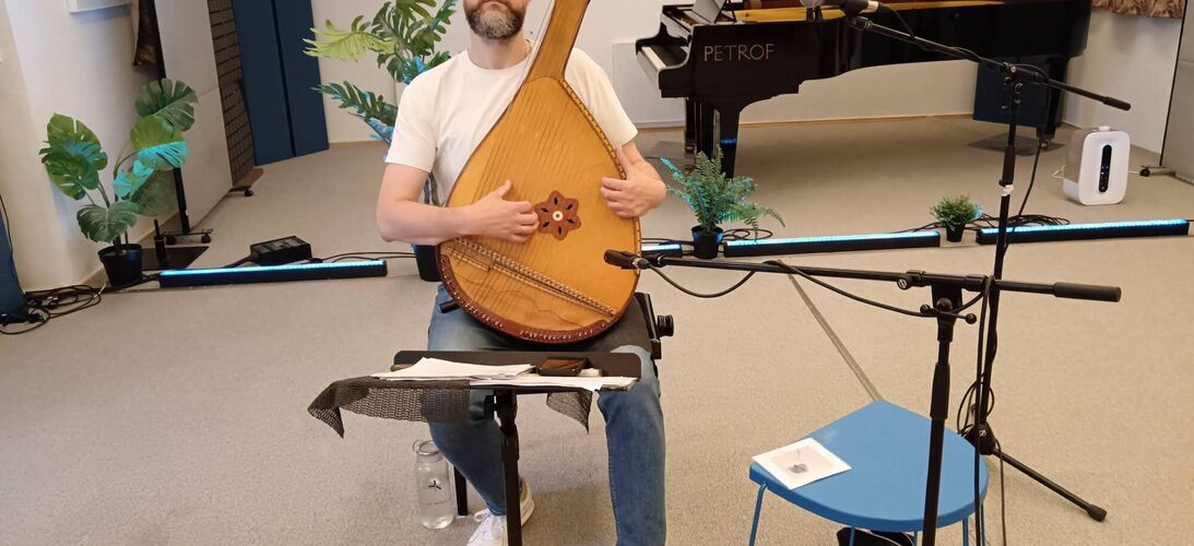 Koncert ukrajinského hudebníka Volodymyra Voyta ze studia Proglasu